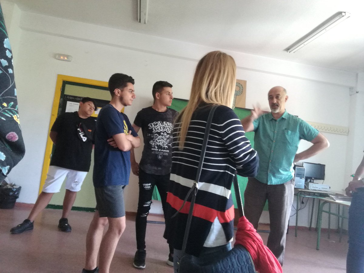 ACEColmenar's tweet photo. Buenas recomendaciones y sensaciones.
Profesores que se muestran sensibles y cercanos a sus alumnos en el @IESSevero_Ochoa de #Alcobendas. Seguimos buscando oferta educativa de #FPB  #comercio, buena opción para algunos de nuestros alumnos.
Gracias, Nacho y Sara. https://t.co/Gj8zMQHOYJ
