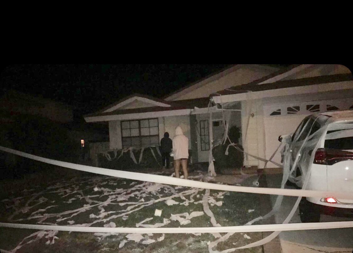 matayamandarino's tweet photo. I thought I found @MelissaLogan_ ‘s eyelashes in the bed of the guy I was hooking up with and tp’d her house because of it. I’m so sorry #capogradconfessions @capogradconfes1 https://t.co/4PIM37dppe