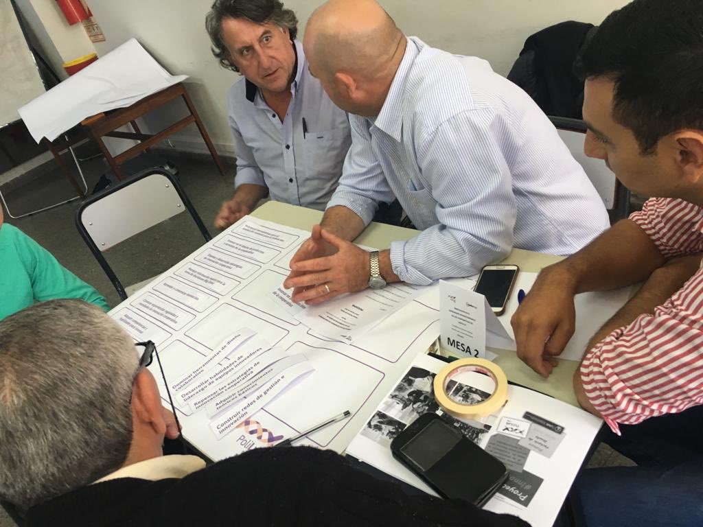polilabunr's tweet photo. ¡Comenzamos la primera actividad de la jornada! Co-definimos los objetivos del Trayecto de Formación que implementaremos junto a #Educoop y cooperativas de toda la provincia de Santa Fe @VinculacionUNR 🤝 #InnoFe #InnovaciónPública https://t.co/lzsWjZGZpo