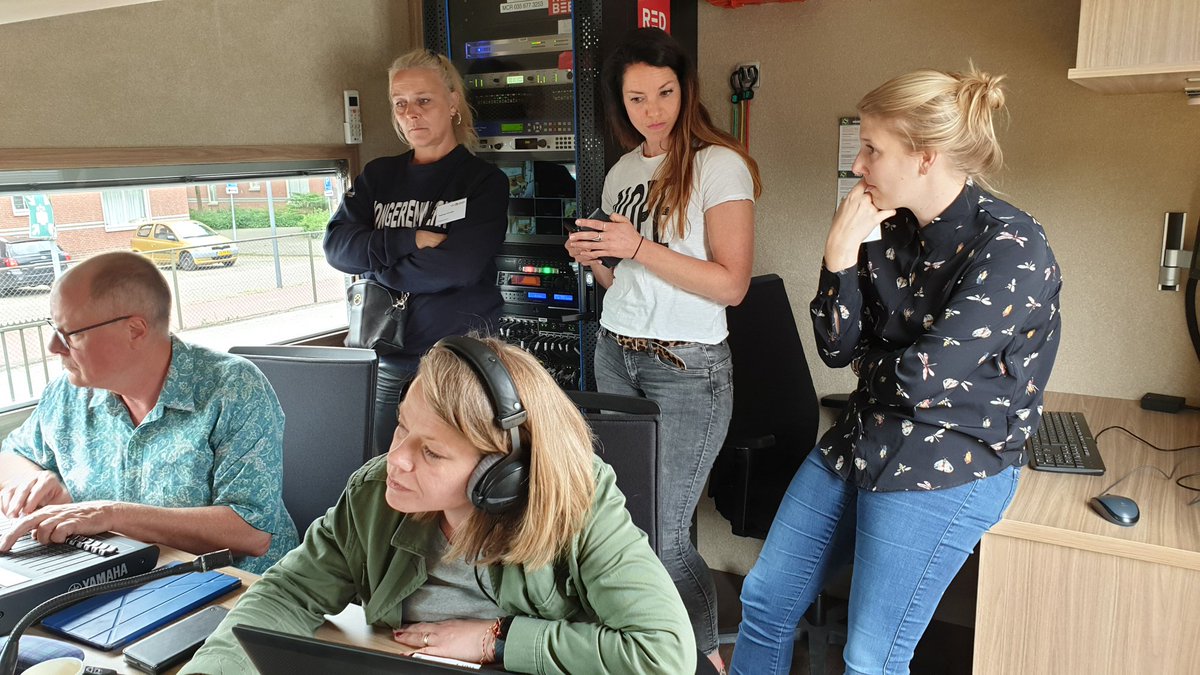 LEVgroep's tweet photo. Vanmiddag zijn @NieuwsenCo Anke van Weert (BJ), Daniella Ketelaars (Novadic) en Angelique Seitzinger (LEVgroep) op NOS Radio 1 te horen over hun #lachgas campagne in #Helmond.
#lachgasisnietomtelachen #BijzonderJeugdwerk #NovadicKantron #LEVgroep https://t.co/8MqnTbw4kf