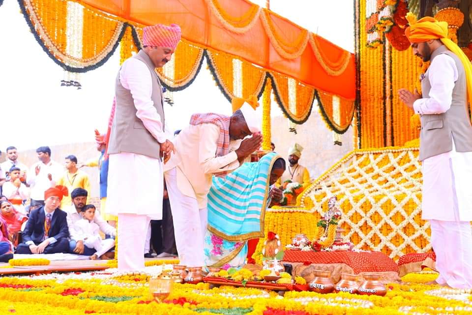 YuvrajSambhaji's tweet photo. यावर्षी राज्याभिषेक सोहळ्यात महाराजांच्या मूर्तीवर अभिषेक करीत असताना युवराज संभाजीराजे व युवराजकुमार शहाजीराजेंच्या सोबत राजसदरेवर बसण्याचा बहुमान उस्मानाबाद जिल्ह्यातील शेतकरी कुटुंबाला देण्यात आला.

#शिवराज्याभिषेक https://t.co/SUtpRjGymv