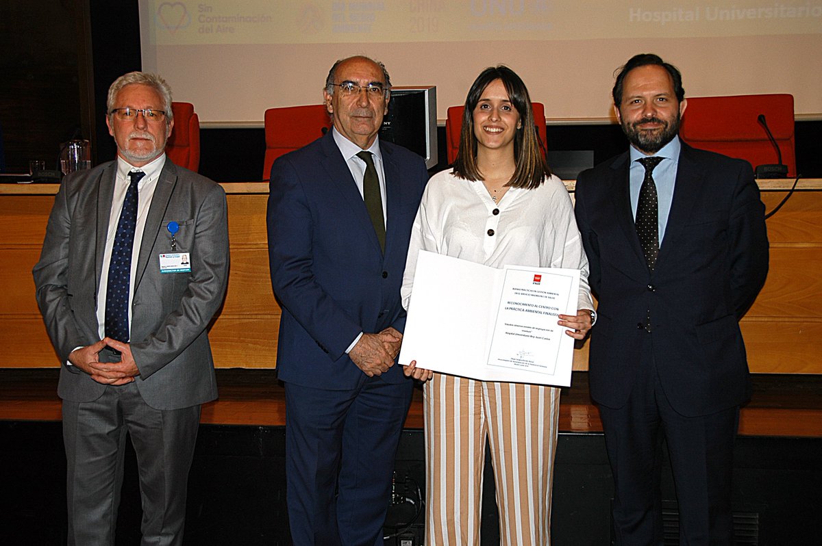 Ayer, con motivo del #DíaMundialDelMedioAmbiente, Jessica Cieza, DUE y miembro de nuestro Comité de Medioambiente, recogió el reconocimiento al centro a las mejores prácticas en gestión ambiental por el trabajo “Estudios observacionales de segregación de residuos”