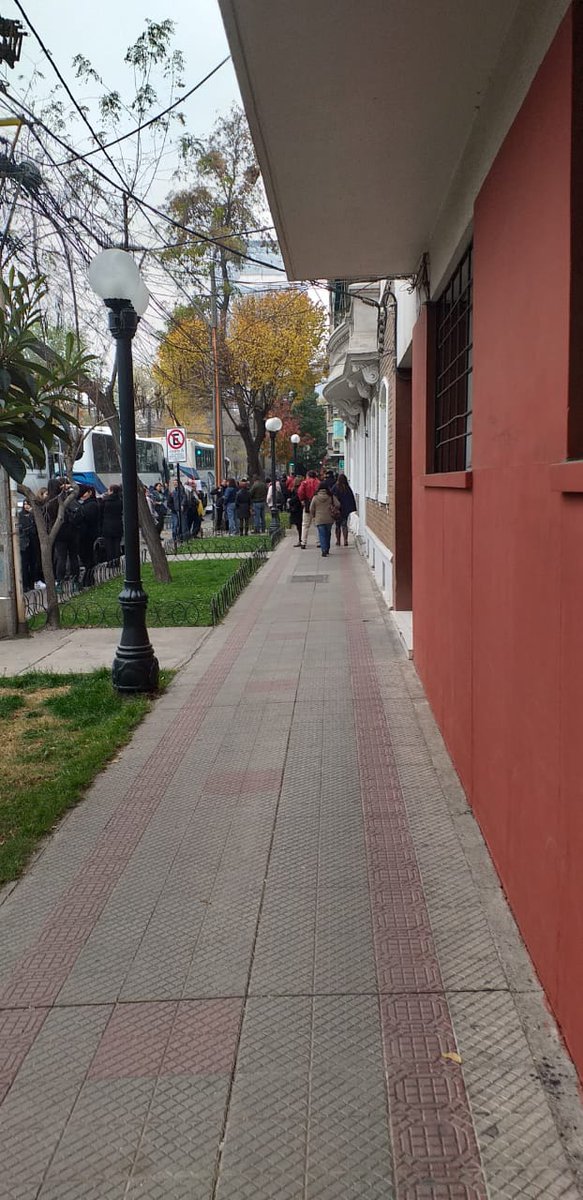 la gente va llegando al baile....