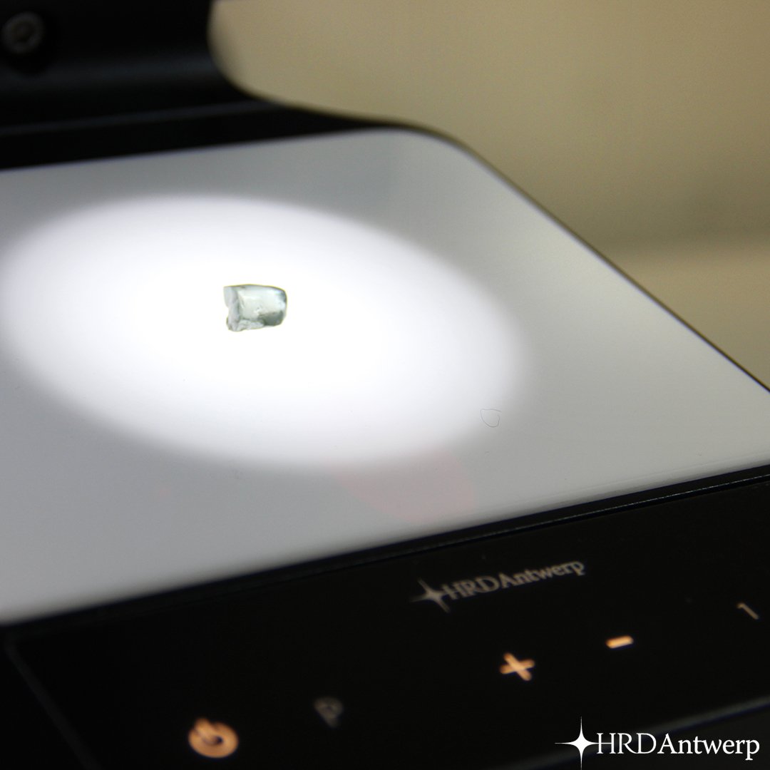 HRDAntwerp's tweet photo. Analyse your diamonds with illumination techniques and ergonomics with HRD Antwerp D-SCOPE+. Three different colours of light, including a transmitted light that replaces the dark field illumination when you’re examining rough diamonds, help you with your clarity analysis. https://t.co/ARVDP5Ysmt