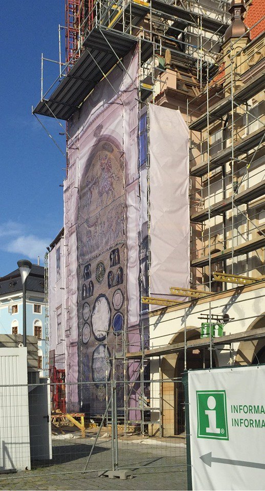 mesto_OLOMOUC's tweet image. Začalo to orlojem... Celá radnice bude nakonec při opravě fasády zabalena plachtou s vlastním potiskem. Jako první byla natažena plachta zakrývající orloj a severní nároží. Postupně se k ní přidá jižní strana a nakonec i dvě kratší.
#olomouc #radnice