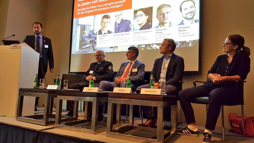 InfoZoes's tweet photo. Herausforderung #SocialMedia: Geht nicht nur um #Informationshoheit, sondern auch #Deutungshoheit Unser Mitglied Andreas #Backhoff #IBPdL @BMI_Bund dazu bei #gdoes @wegweiserberlin: Was gepostet wird, erzeugt zum Teil Emotionen und dann auch Reaktionen - zufällig oder absichtlich https://t.co/rKwfInzj07