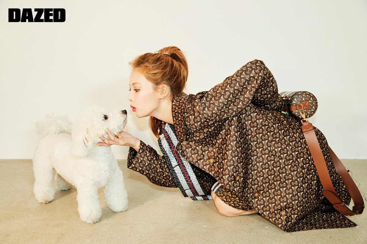 Hyunaforyou's tweet photo. [#FOTO] HYUNA x Thomas Burberry Monogram em ensaio fotográfico para a edição de junho da DAZED Korea Magazine [06.06.19]

Cr; dazedkorea;
Tags; #HYUNA; #현아; #QueenHyunADay; https://t.co/O1ixwLHbPj