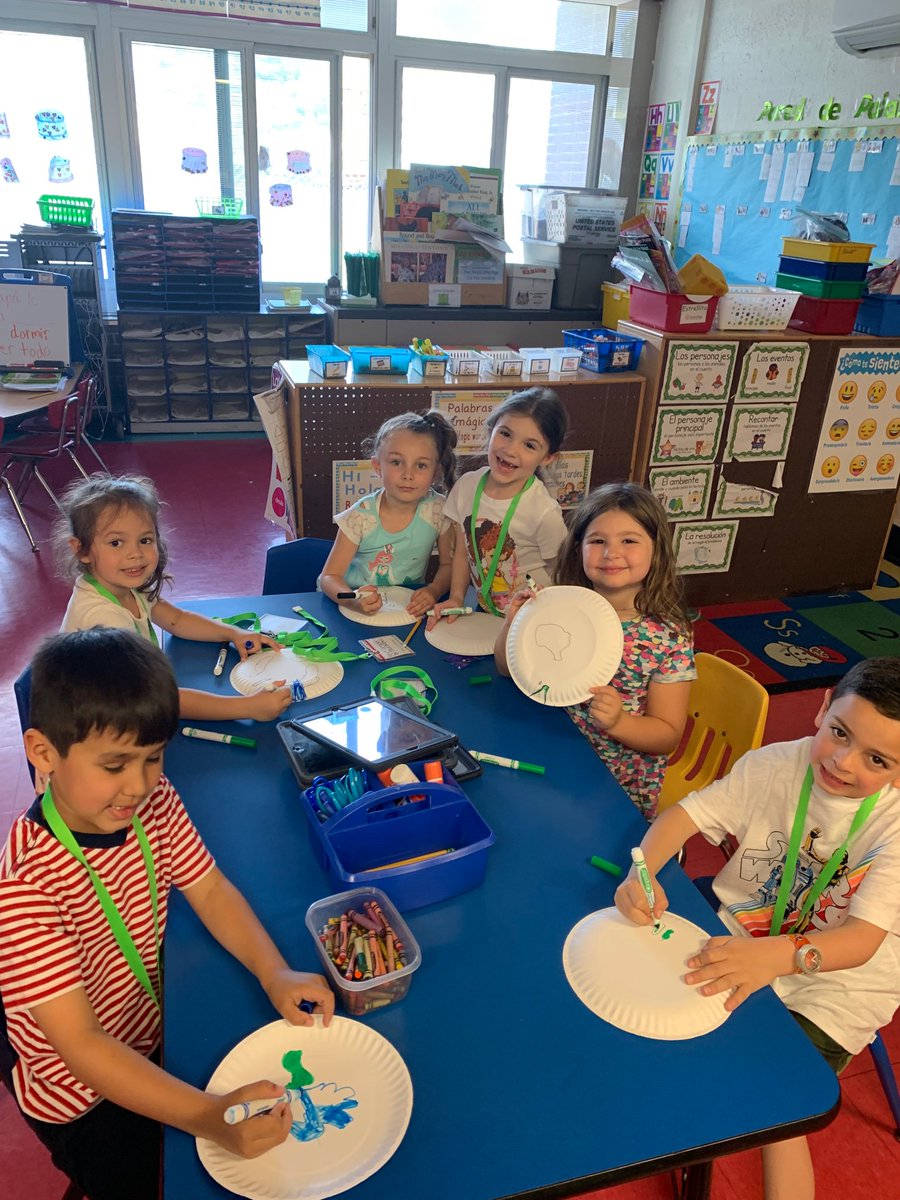 MissBauer9's tweet image. Creating our own globes! 🌎🌍🌏#mineolaproud #meonthemap