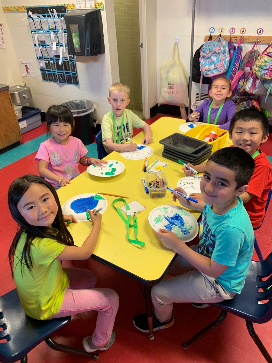 MissBauer9's tweet image. Creating our own globes! 🌎🌍🌏#mineolaproud #meonthemap