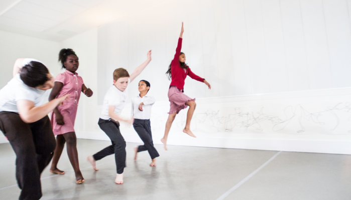 Our friends @siobhandavies have an after-school movement workshop for children with @AdesolaPP as part of <a href="/LFArchitecture/">London Festival of Architecture</a>. Elephant &amp; Castle, TODAY (5-7pm) £5.  Tix (&amp; info about the adult event also taking place): bit.ly/LFAxSDD