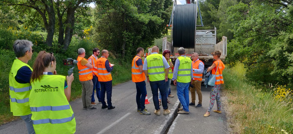 SmailOutahar's tweet photo. ✔️ Inauguration ce matin à #Suzette des travaux pour le déploiement de la #fibre optique #FTTH @OrangePACA en présence de Madame Le Maire, du Président de @LaCoVe84 et du Vice-président en charge du #Numérique au #CD84 https://t.co/JaNGGf1pXU