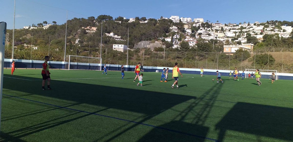Nuestro equipo Benjamín también tuvo su clausura. Padres e hijos disfrutaron de una estupenda tarde de convivencia para, así después, ir a una popular hamburguesería para rematar este espectacular día. Tocan unas merecidas vacaciones y coger fuerzas para la próxima temporada.