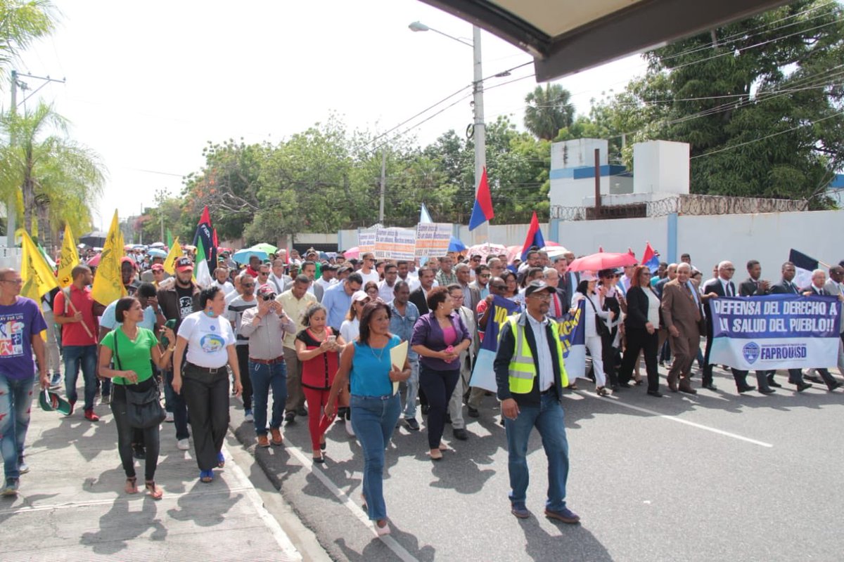 UniversidadUASD's tweet photo. #Ahora
La #UASD, @cmdorg, @ASONAENRD, Consejo Nacional de Sociedades Especializadas, y Colegio Dominicano de Bioanalistas #CODOBIO, marchan hacia el Congreso Nacional, para decir no al Examen Único de Residencias Médicas. https://t.co/o6ueHanvs1