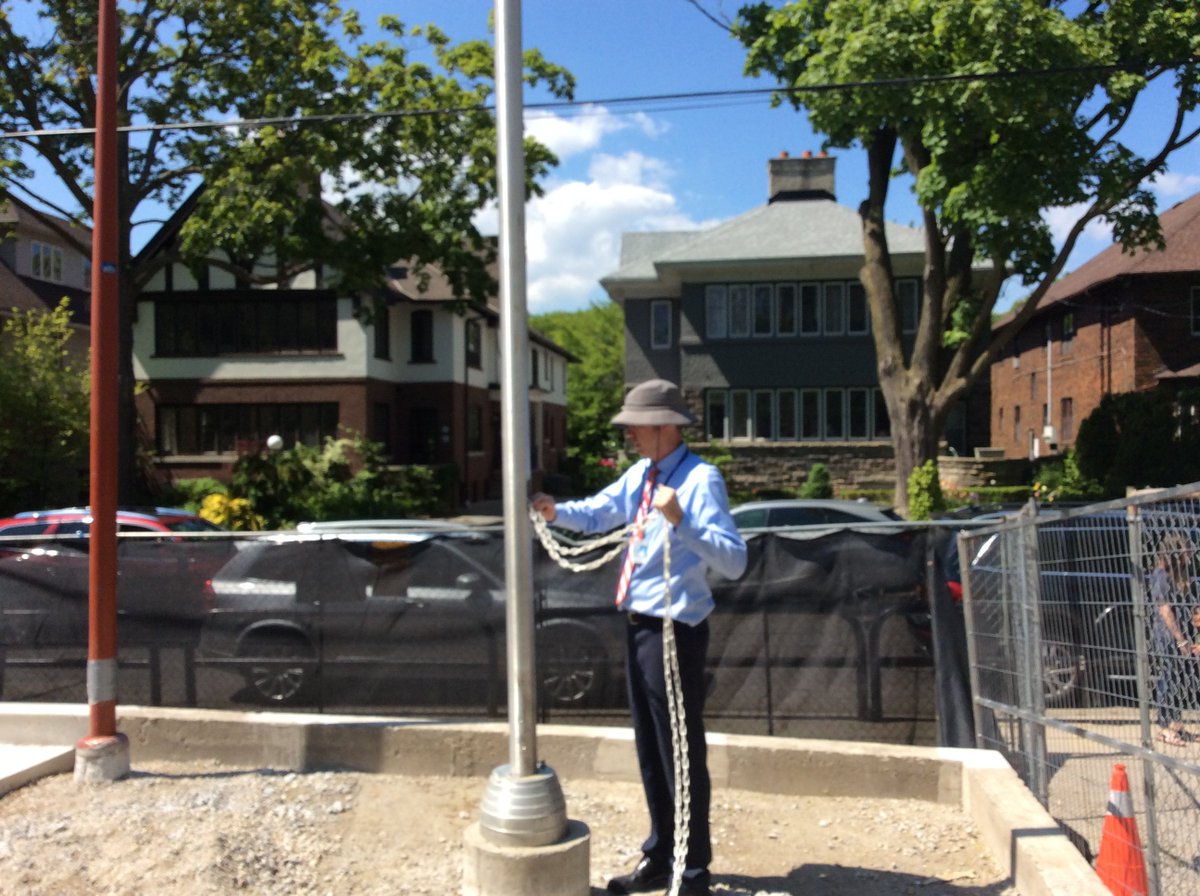 MrvanHoeijen's tweet photo. 🏳️‍🌈Third year that @whitneyTDSB has raised the LGBT pride flag. We are on the road to learn to celebrate diversity and to celebrate our LGBT+ community at Whitney. @gbvpoffice_TDSB @tdsb #PrideTDSB #PrideMonth https://t.co/JBr1R83slm