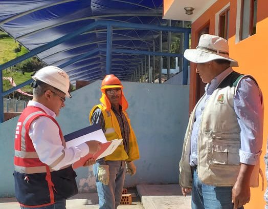 SunafilPeru's tweet photo. 📢 | [LO ÚLTIMO]
Equipo de la #IREMoquegua llegó hasta el distrito de #Torara, provincia Mariscal Nieto, para realizar las diligencias correspondientes en la obra de mantenimiento de la municipalidad distrital, donde un obrero sufrió un accidente de trabajo. ✔👷‍♀👷‍♂✔ https://t.co/7Q7cLP66bg