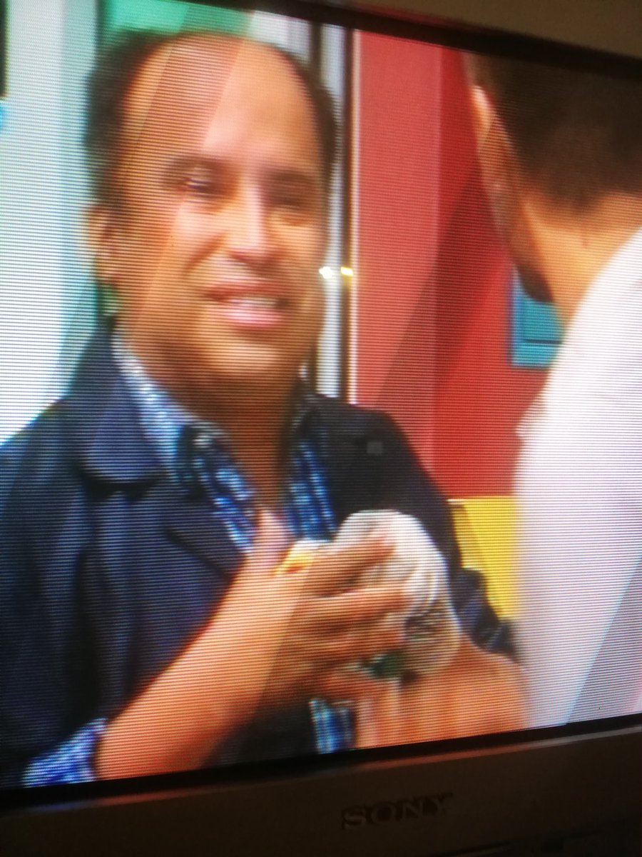 ap_andrespena's tweet photo. Y no que lo había matado Benjamin, alias el Señor Rojo? Jajajaja No fue así!!! Esta vivo!! Y trabaja en el Pasaje La Esperanza de #VerdadesOcultas jajajaja #pactodesangre #PactoGranFinal https://t.co/RcCBz7Qyko