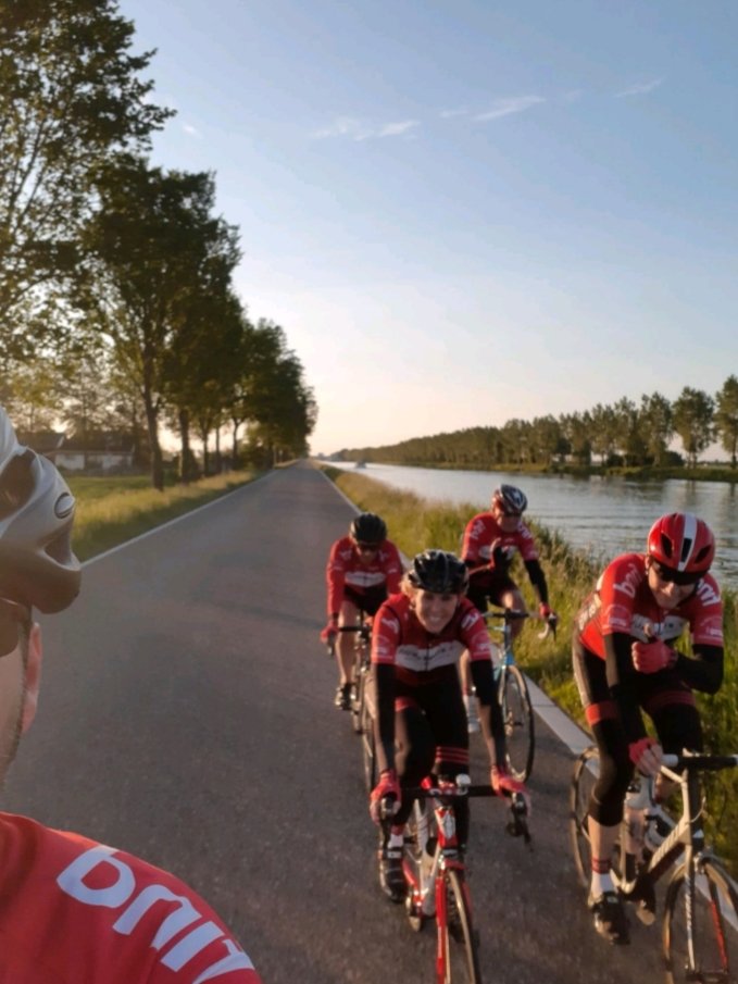 fietsclubvdw's tweet photo. Rondje Rottevalle #vdw #zuidhorn #tbinnenhuis #dutchcardprinting #findhypotheken #dewindschildersbedrijf #pslogistics #mensendieckommeland #autowascentrumnoordhorn #fysiotherapiehooiweg
📷 @WiggelevdV https://t.co/xvui2kkuoO