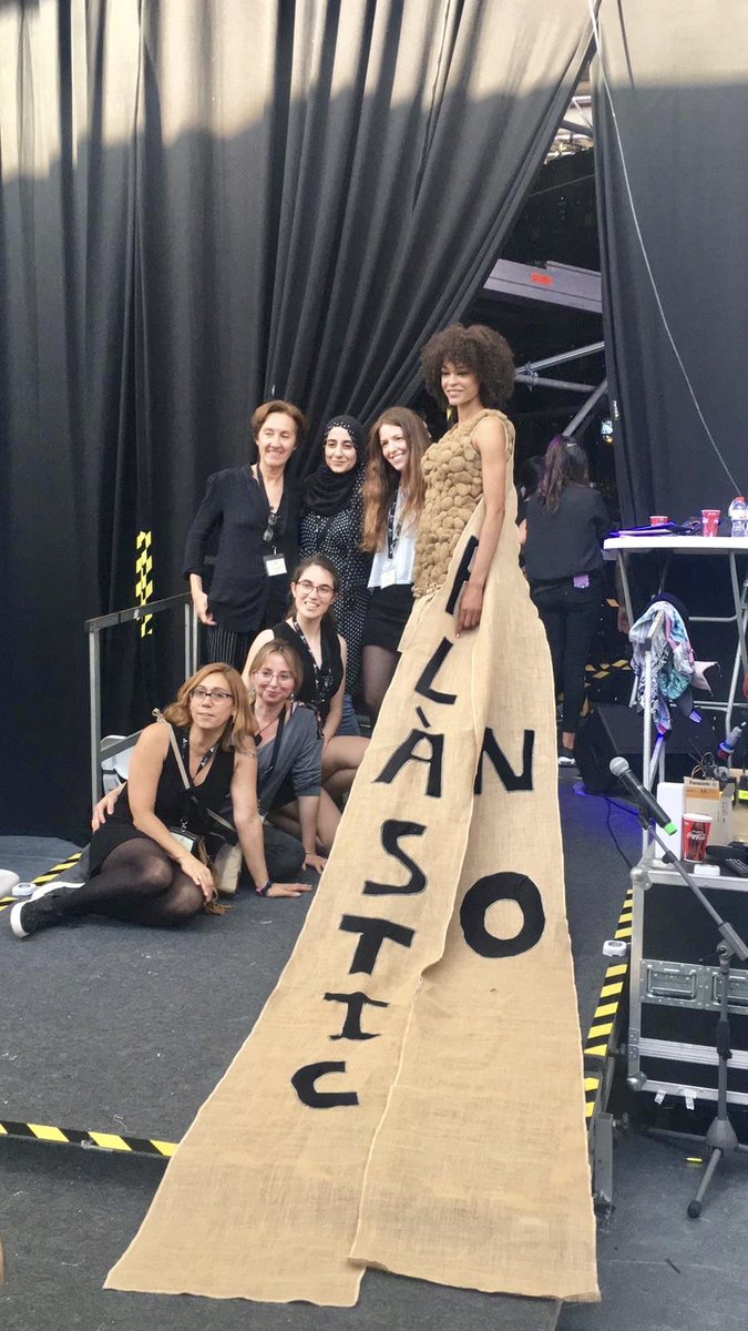 Pasarelaadlib's tweet photo. Porque la moda también puede ser sostenible, ecológica y respetuosa con el entorno, hoy queremos recordar la magia de nuestros diseñadores de #NaturalAdlib19 y el espectacular final de su desfile diseñado por las alumnas de la Escola d’Arts d’Eivissa, efectuado con posidonia 🙌🏻💚 https://t.co/KahduVrRwK