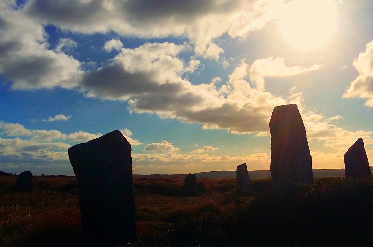 Boskednan Circle ('The Nine Maidens')19 stones, possibly part of the Carn Galver processional route. Sometimes overlooked due to being near the more famous Mên-an-Tol but one of my favourites. An hour here at dusk, alone, is really very special. #PrehistoryOfPenwith