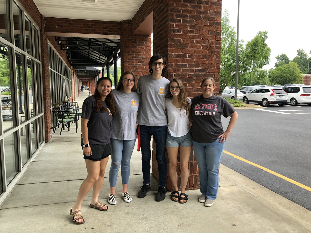 FvhsNhs's tweet photo. We had the best time today celebrating the 2018-2019 year of nhs, and we’re excited for the year to come! Here’s to our hardworking advisors and officers! ❤️ https://t.co/lRphxiwoL1