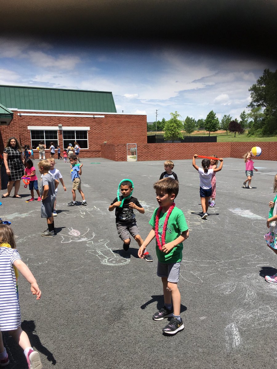 Smith2Robin's tweet photo. Fun filled Kindergarten EOY party!@PThiessen_LCPS https://t.co/C9D0zNi1kt