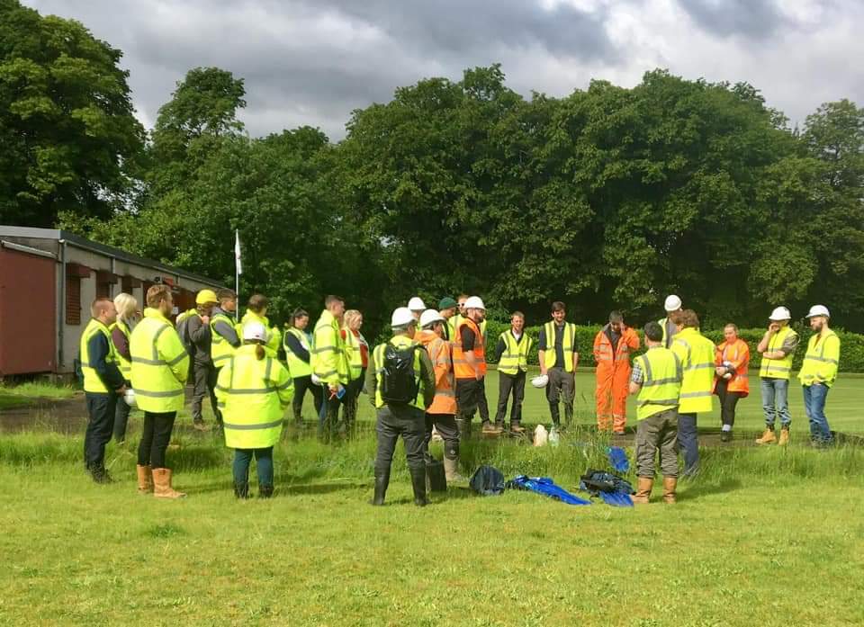 Grow_73's tweet photo. It's appropriate that it's #VolunteersWeek2019 as we've never been so grateful for the #volunteers who 2day helped us deliver #emptyclassroomday for 350+ children @burnsideprim & who undertook soil testing on the bowling greens in Overtoun Park. A fantastic collective effort!! 👏 https://t.co/iTSNcKTn88