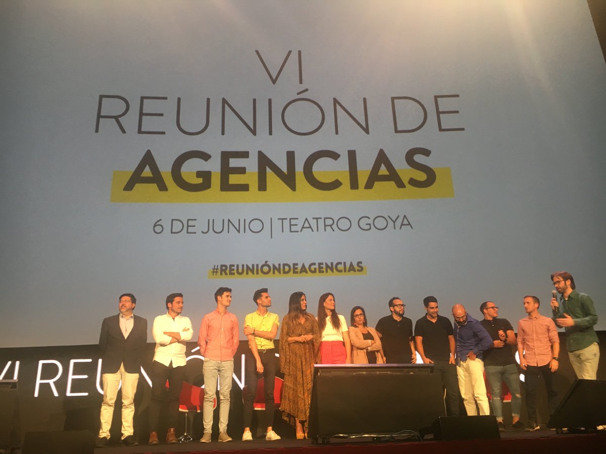 galadepereda's tweet photo. Para cerrar el evento todo el equipo al completo de 
@AulaCm
 se reúne sobre el escenario con un aplauso infinito 👏👏👏 Muy buen trabajo equipo de #AulaCm un enorme oleee por vosotros y mil gracias!! 😍😍#ReuniondeAgencias https://t.co/aTy7sxsAlp