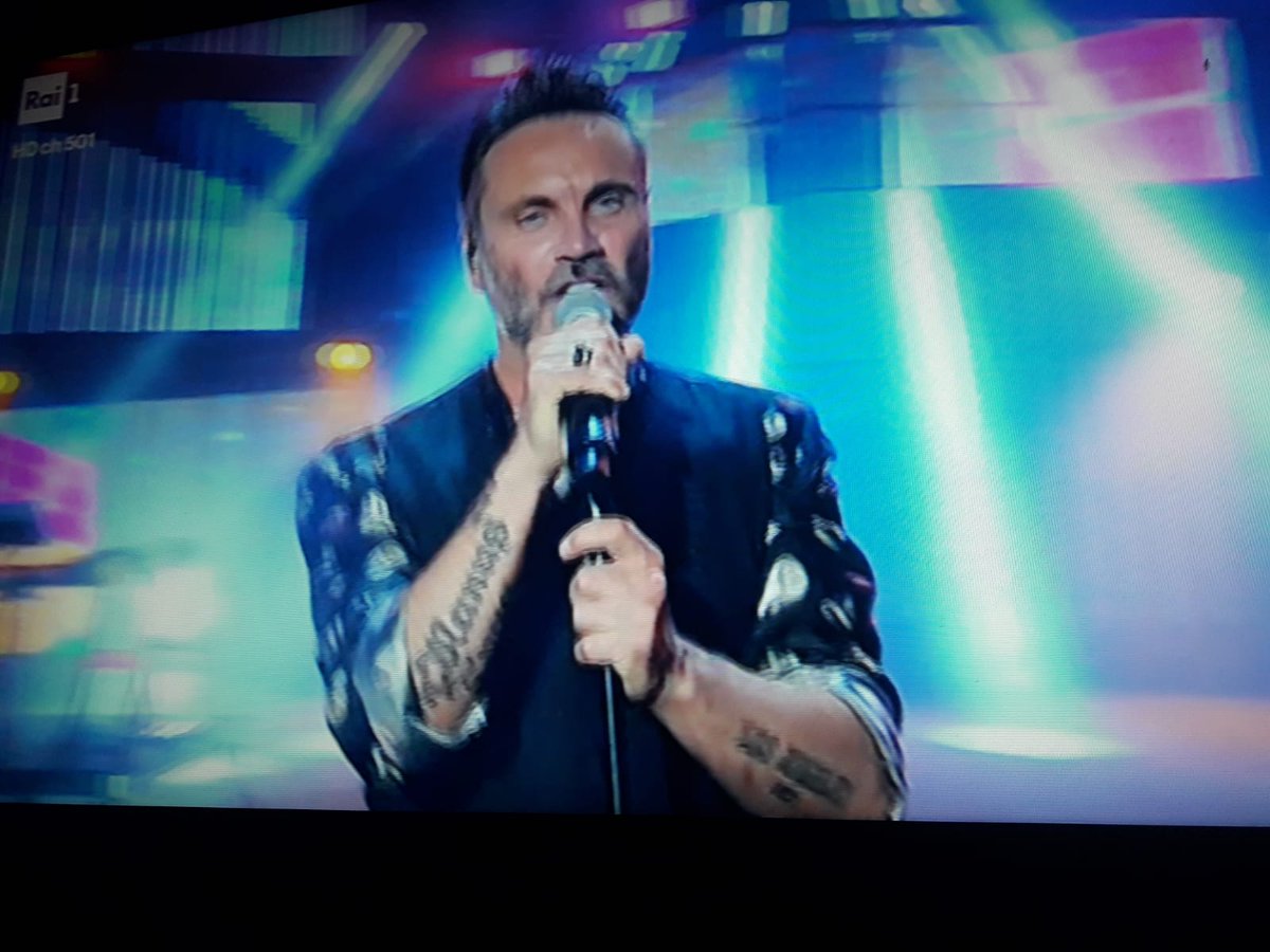Jessijex1's tweet photo. Cantare insieme a mia mamma e mia sorella e la cosa più bella che potevo fare questa sera💓
Sei stato spettacolare e meraviglioso come sempre!!💓💓 
#LaStoriaDelMondo @NekOfficial @lapatty1973 https://t.co/EeR5Zrh1yR