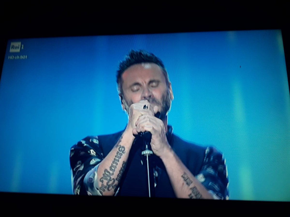 Jessijex1's tweet photo. Cantare insieme a mia mamma e mia sorella e la cosa più bella che potevo fare questa sera💓
Sei stato spettacolare e meraviglioso come sempre!!💓💓 
#LaStoriaDelMondo @NekOfficial @lapatty1973 https://t.co/EeR5Zrh1yR
