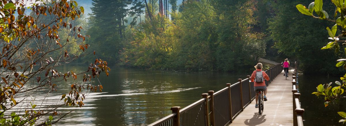 RetirementNet's tweet image. Biltmore Lake, a community located near Asheville, North Carolina is a picturesque water front development nestled in the mountains of Western North Carolina. Click here to see our beautiful listings! debbuchananretirenet55.com/north-carolina…
#ashevillerealestate #biltmore #mountainliving #nc