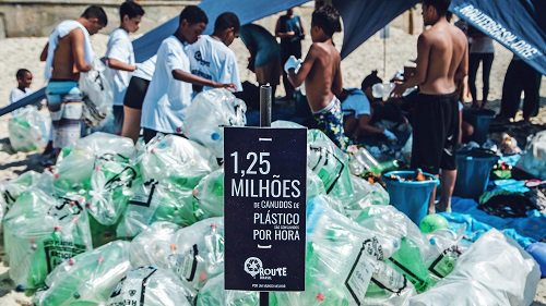jornaldeturismo's tweet photo. Selina apoia ação #AqueleAbraço da Route Brasil #praias #SelinaLapaRio #RouteBrasil https://t.co/l2gvfP4uIo https://t.co/qdQ9UX4u5D