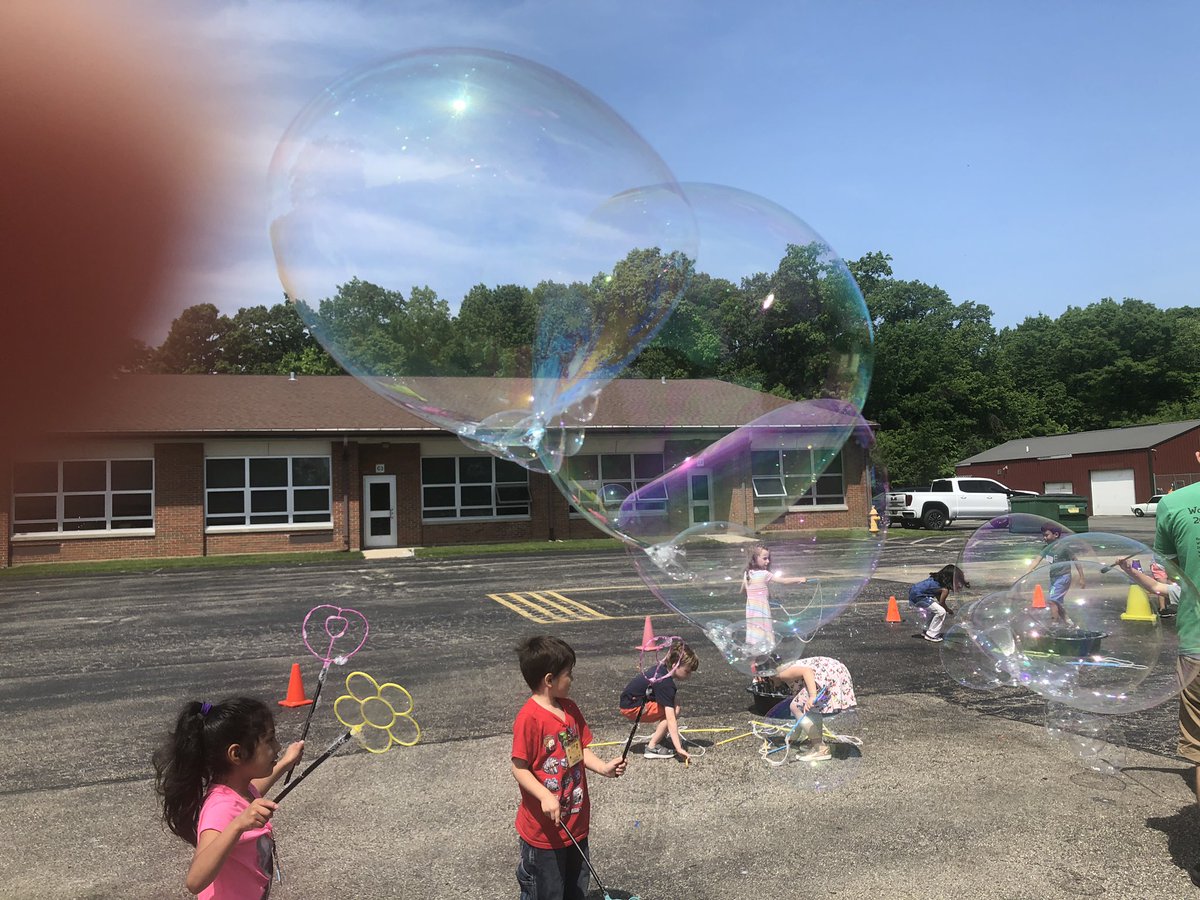 WPrimary50's tweet photo. Say Yes To Play Day in @WoodlandPriPE50 with bubble stations. How cool is this!!! @Woodland50News @StaceyJAnd @JAndersonPrin #ROARwithPRI https://t.co/IIiMSjI9fD
