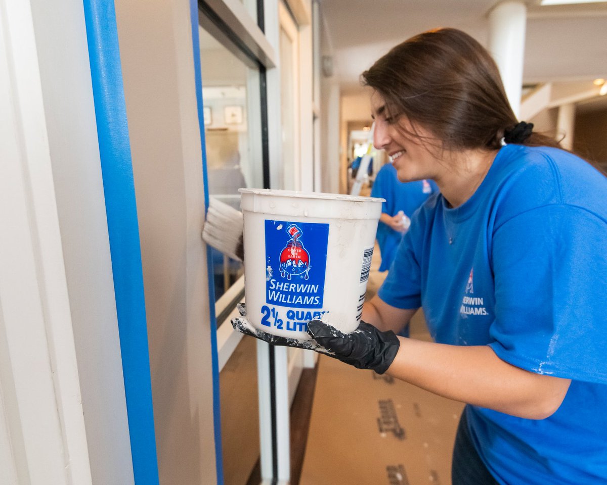 SherwinWilliams's tweet photo. For #SWPaintingWeek, Sherwin-Williams employees and local volunteers are completing paint projects nationwide, like the Ronald McDonald House in #Charleston, SC, that got a fresh coat of color. https://t.co/TyY9LdEDx8 @RMHCCharleston @rmhc #sherwinwilliams #ronaldmcdonaldhouse https://t.co/NkV85h8YNV