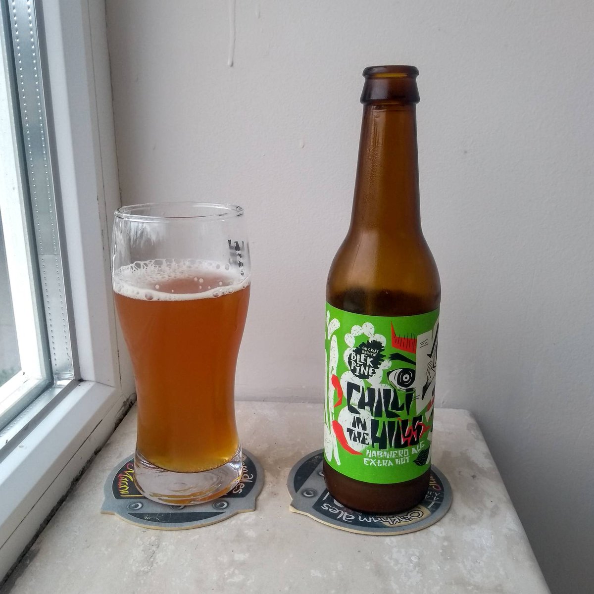 birenoshkembe's tweet image. Уау! Не, чакайте, това е малко. Уау²! Точно така се почуствах като опитах първата глътка. Бирата е лютива и то доста. Очаквах да е леко пикантна, но тук лютото доминира над всичко друго. Точно каквото очаквам от бира с надписи #habaneroale и #extrahot #blekpine #chilliinthehills