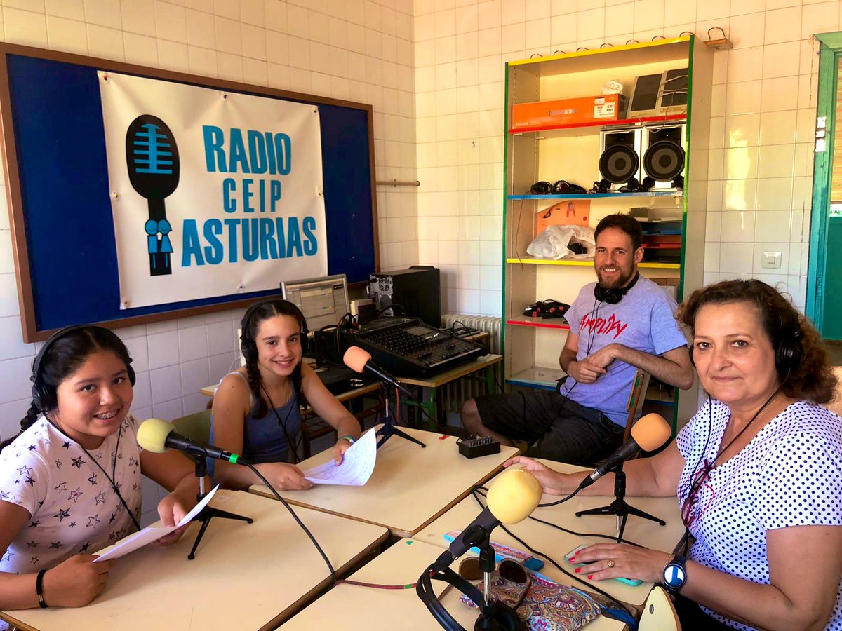 ceipasturias's tweet photo. Nuestras reporteras de 6º que con ese dominio y desparpajo realizan estas entrevistas tan geniales!! Bravo a sus profes y a Javi, que está a los mandos!!👏🏽👏🏽👏🏽 https://t.co/9tWxksBv7s