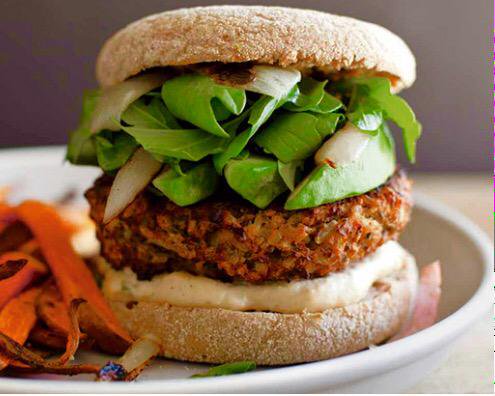 Aquí te traemos una receta rica y fácil de hacer en solo 15 minutos una hamburguesa de chayota #BuenProvecho  #Almuerzo instagram.com/p/ByX_Qc2BCWo/