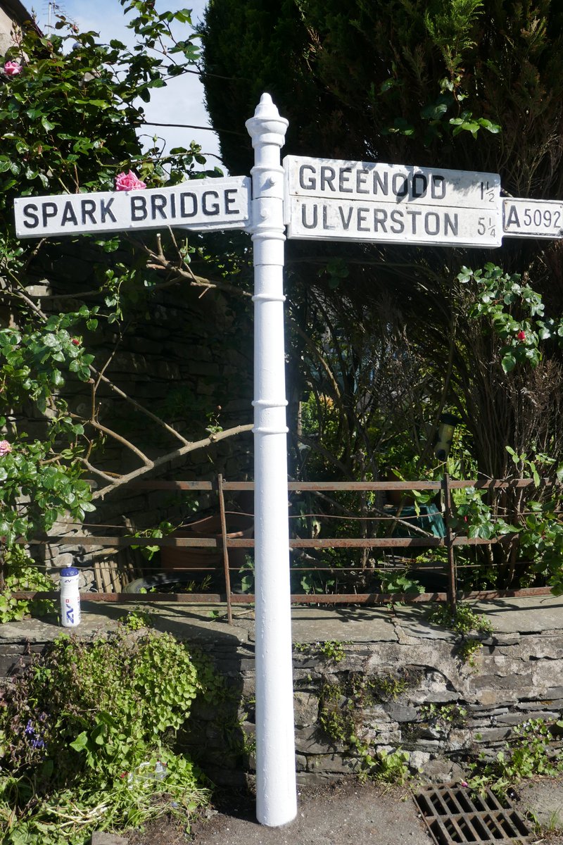 OldSignPainter's tweet image. Been restoring this lovely #Victorian #Signpost in #SparkBridge today 😊#workinprogress
Going to look great against the pink roses !