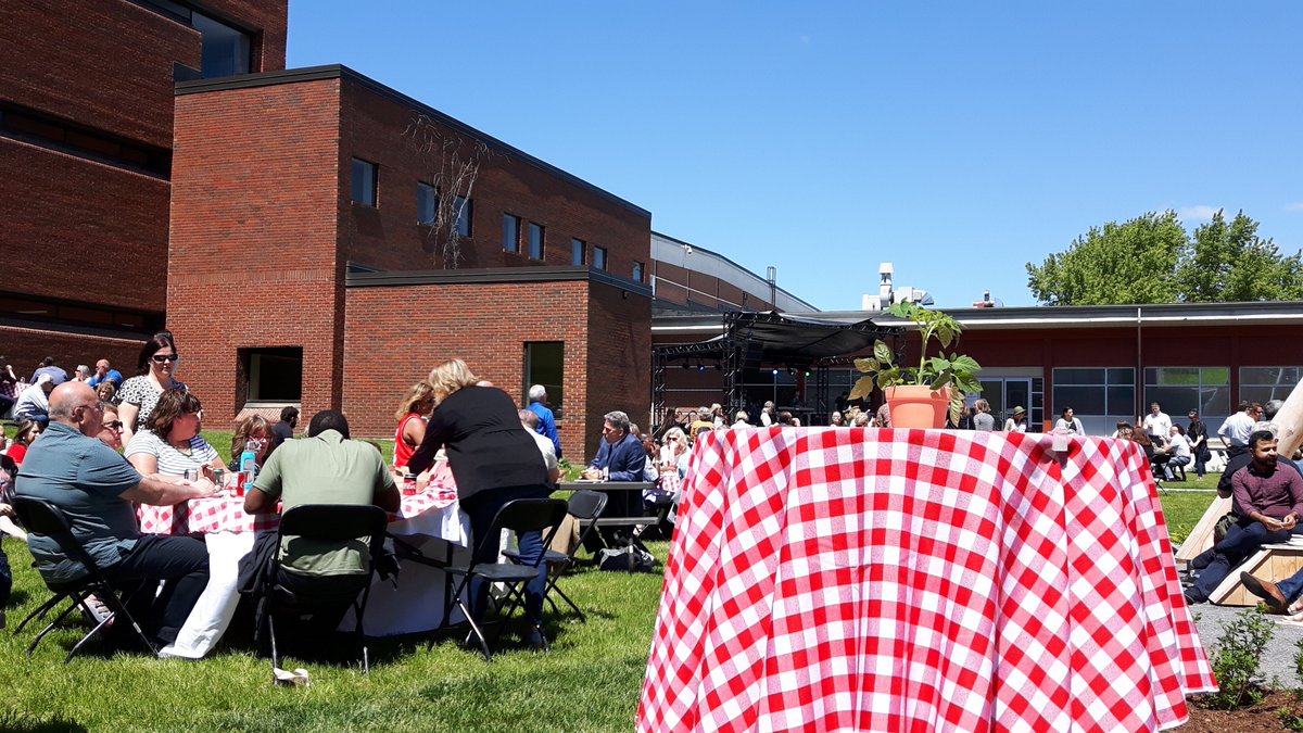 TrendifyLive's tweet photo. We are
@cheryljensen's #ACBBQ
#Ishkodewan @AlgonquinColleg @AlgonquinARIE #great music https://t.co/P5QtOZjInH