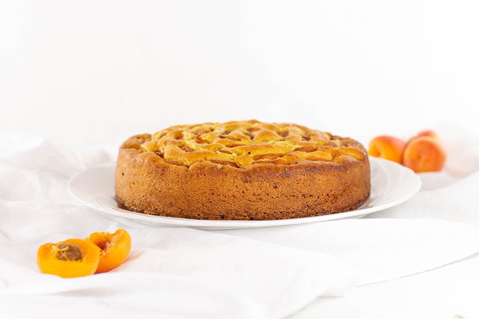 Cook_Lab's tweet photo. A basket of sweet #apricots and voila, the #cake! Soon the #recipe 😊 https://t.co/Uh0uezcp4T