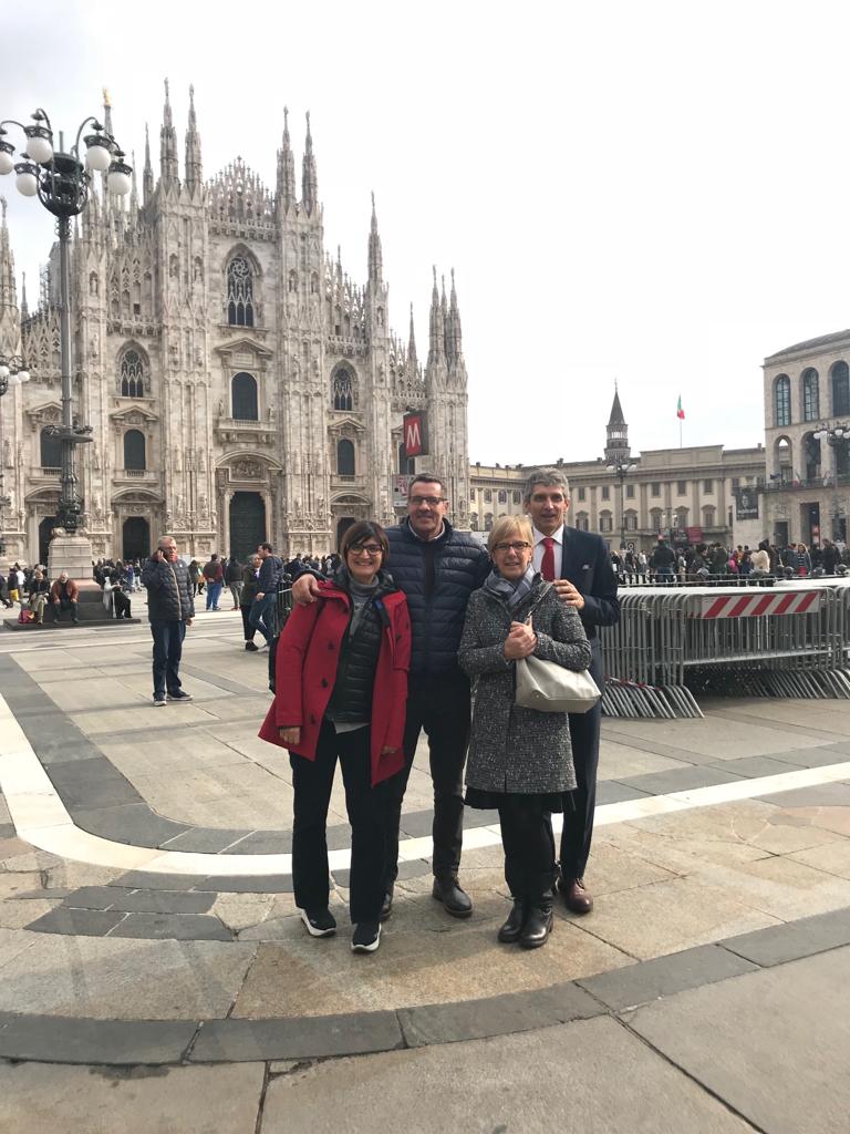 Le persone che vedete qui sotto nella foto sono due nostri clienti ritratti nel giorno in cui hanno comprato un bellissimo appartamento con terrazzo a Lentate.

Oggi, a meno di un anno di distanza, hanno scelto di vestire i panni del venditore e di sceglierci per aiutarli nella…