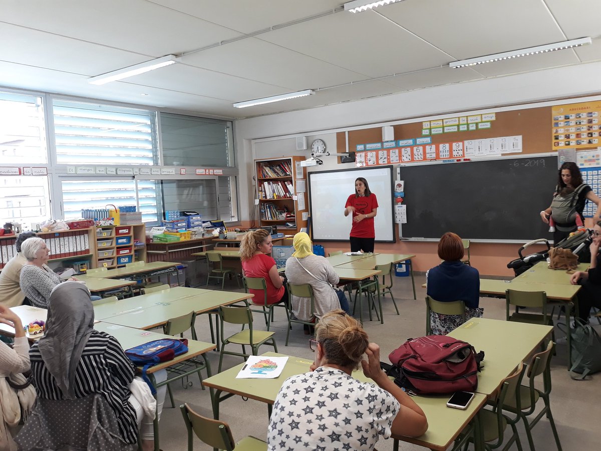 Emi_elPrat's tweet photo. Avui ha tocat @infadimed i @capitavitamines per les famílies!!!
Xerrada molt participativa a l'escola #bernatmetge del #ElPrat .
@icscat
#SAPDelta
#ApCostaPonent
#pratpersones
#primariaICS https://t.co/iCVCsOm37T