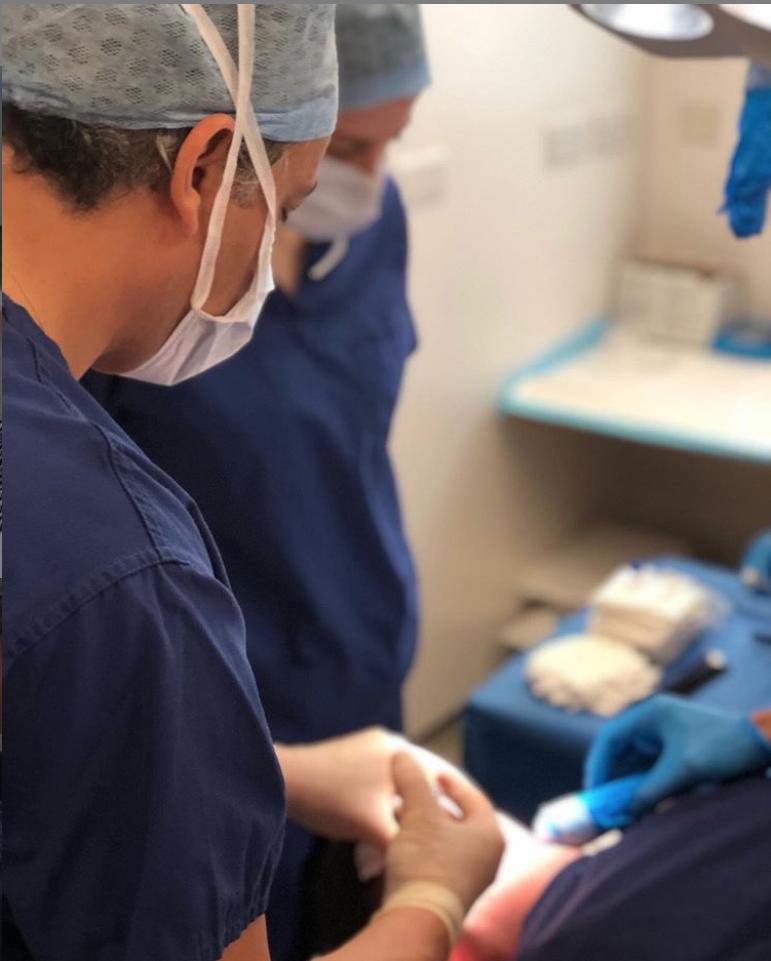 olivieramar's tweet photo. In the operating room with world-leading hair transplant specialist, Meshkati Hair
.
.
#FollicularUnitExtraction #hairloss #FUE https://t.co/f1hAt0Mjfl
