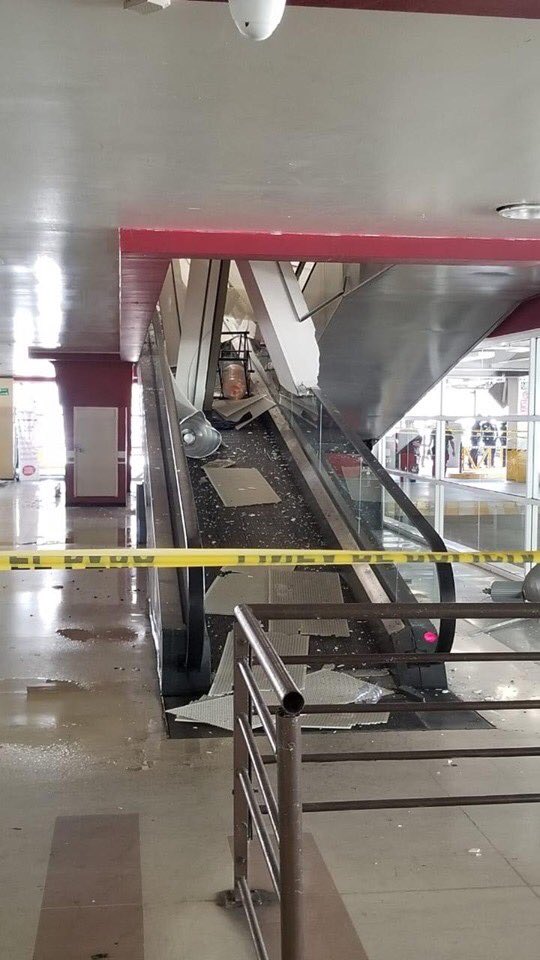 Tmakesmehappy's tweet photo. Cayó estructura en Soriana del bulevar Agua Caliente,  desalojaron a 100 personas que estaban en el interior #soriana #estructura #tienda #Tijuana #BC #México https://t.co/kvYA2XUHYV