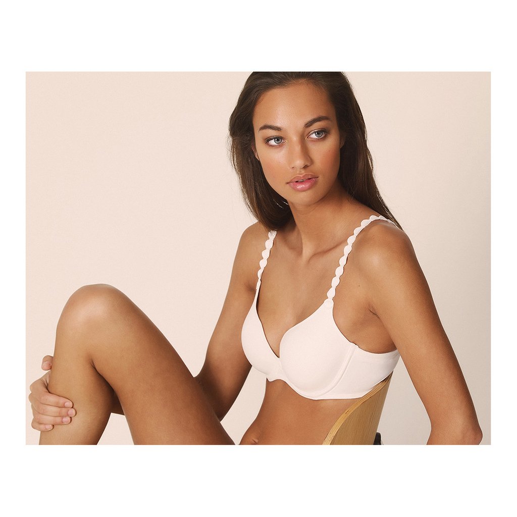 DianesLingerie's tweet image. T O M ⚫⚫⚫ AKA the “circle strap” bra is a fitter and customer favourite because of it’s comfy fit and versatility. Wear Tom 3 ways (regular, racerback, or halter), in 4 colours from an A to an E cup! #DianesEssentials 

Shop Tom: bit.ly/2EycUka