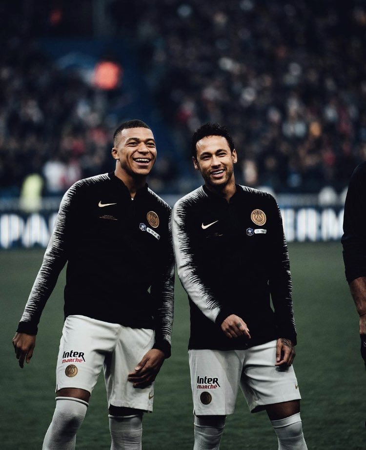 KMbappe's tweet image. 🇫🇷✊🏽🇧🇷 

Triste nouvelle pour toi mon frère, je savais à quel point cette compétition était importante pour toi mais tu vas revenir plus fort encore. Garde ton sourire, il fera toujours ta force 🙏🏽

@NeymarJr