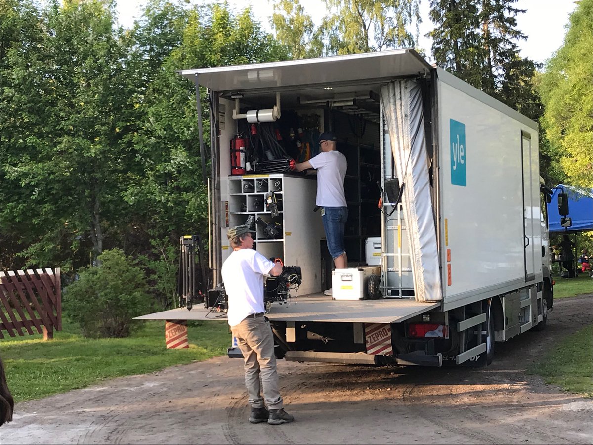 HelviRiihimaki's tweet photo. Ilta paketissa #kamerat autoon yli 2 300 kävijää Bravo! #Strömsö #puutarhailta #trädgårdskvällen @svenska_yle @YleÖsterbotten @VaasaVasa @VisitVaasa #oppaat https://t.co/dUphu63xbU