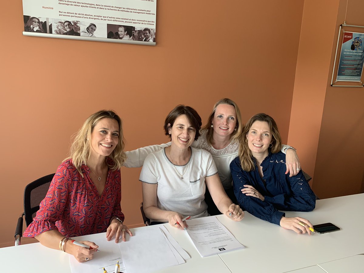 chasseuse2007's tweet photo. Merci Ă #LINKBYNET ravie et heureuse que vous soyez la premiĂšre entreprise engagĂ©e aux cĂŽtĂ©s de #MoreHuman4all dans lâaccompagnement et le parrainage de personnes en rupture professionnelle et en recherche dâemploi ! Signature aujourdâhui de la convention de mĂ©cĂ©nat. https://t.co/gU4S8jJJul