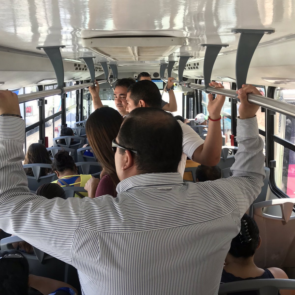 ClaudiaG_DINA's tweet photo. Equipos @DINAmx y @CumminsdeMexico estamos recorriendo, en conjunto con representantes de la empresa #UNIBUS en @PuertoVallarta, algunas de las rutas donde circulan las 328 unidades #LinnerG #Linner #Runner9G y #Runner10 que dan servicio en este sistema integrado de transporte. https://t.co/G5jEoJiSBA