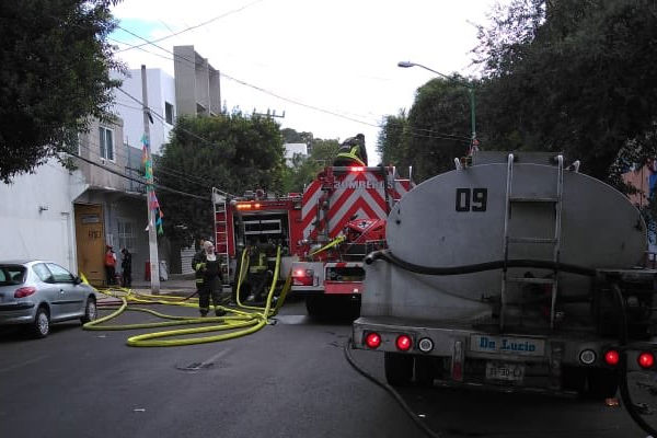 CONTACTOBJ's tweet image. INCENDIO EN COLONIA PORTALES SUR NO DEJÓ VÍCTIMAS

Luego de que se reportara en redes sociales un incendio de una fábrica de telas en la Colonia Portales Sur, en la cuenta de Twitter de la Alcaldía de Benito Juárez se dio a conocer que el fuego había sido controlado.