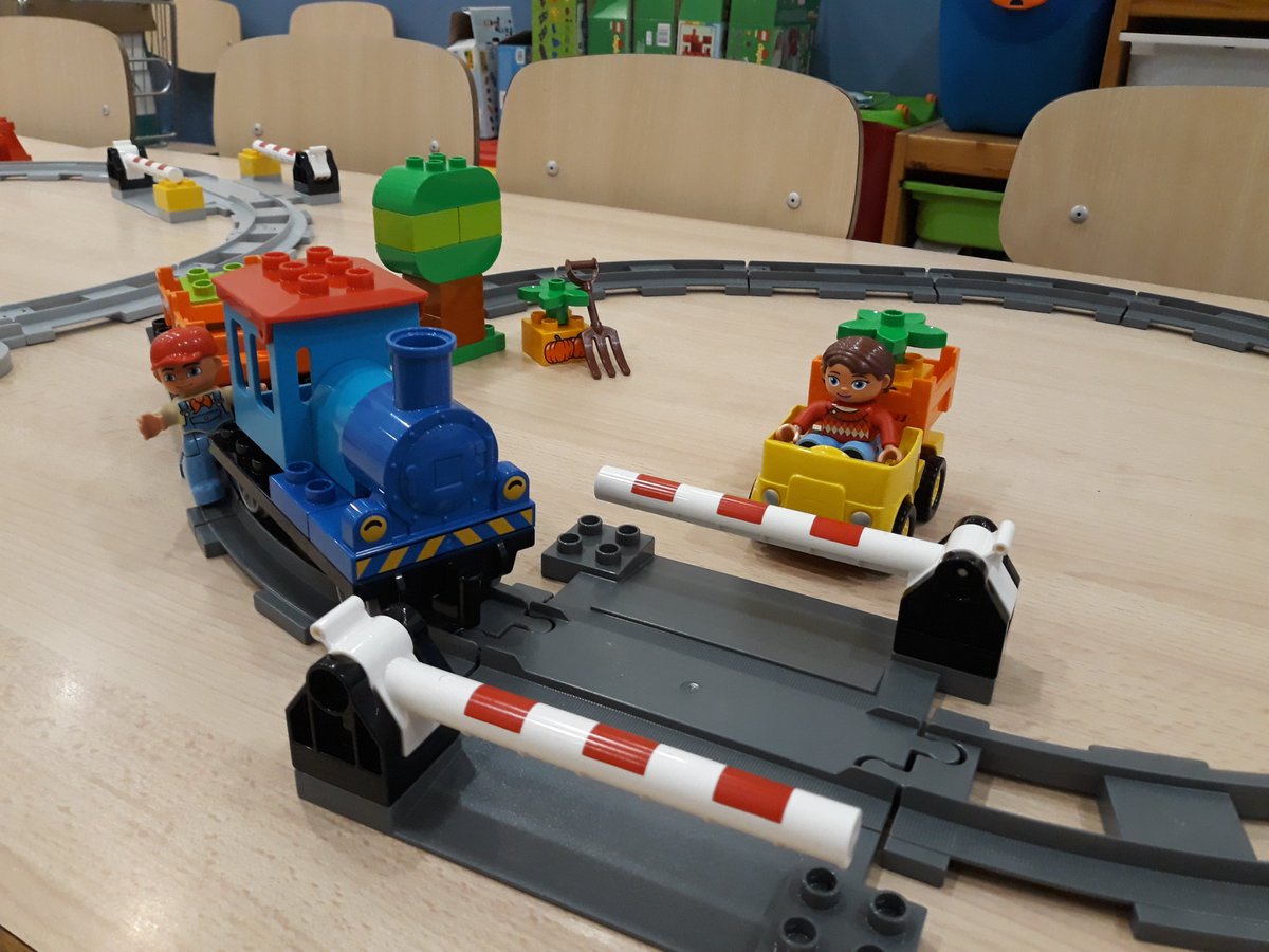 M_Ferrocarril's tweet photo. En esta edición hemos trabado con materiales #Lego #UnicoPlus y @Pequetren🛤️ #EducaTren #DeliciasCruzaSeguro @ilcad @uic @Adif_es @Renfe @ffe_es #ILCAD #UICrail #Levelcrossing https://t.co/6LLFAJRHl3